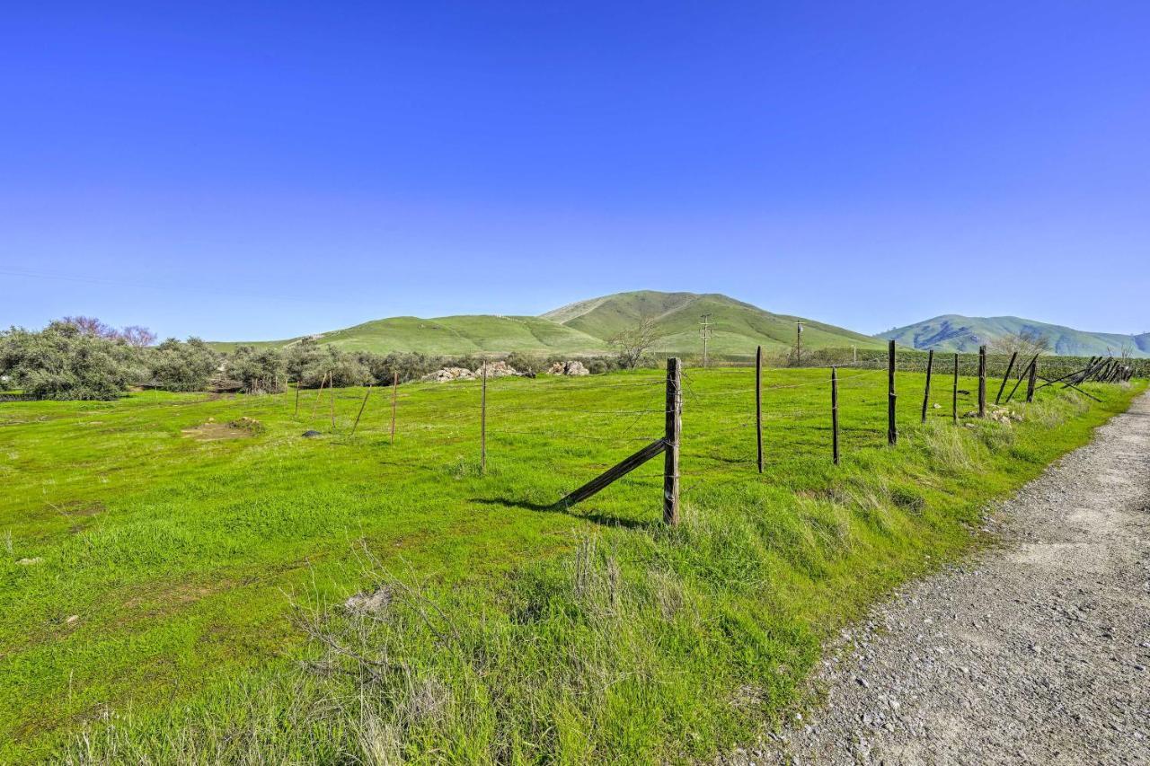 Peaceful Ranch Home With Sierra Nevada Views Woodlake Exteriör bild